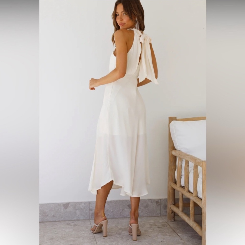 Elegant White Sleeveless Dress